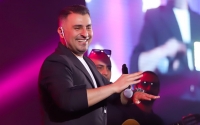 همخوانی با خواننده «بارون اومد و یادم داد» در میلاد نمایشگاه